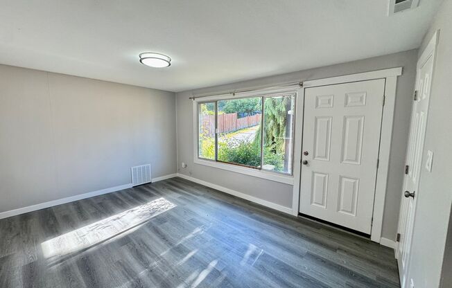 Beautifully Remodeled 4-Bedroom Home with Spacious Backyard in Mountlake Terrace