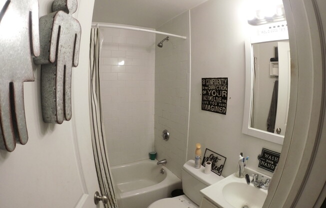 2 beds, 1 bath, $2,400, Unit 4