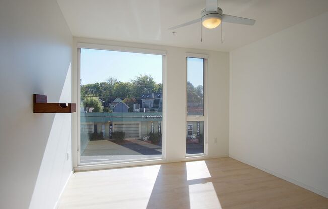 Modern 2nd Floor Studio with D/W & Washer/Dryer!