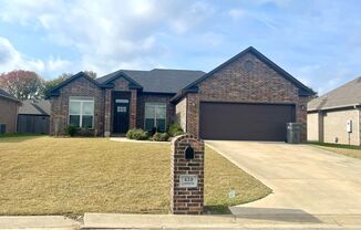 Great 3 bed 2 bath Available Now in Jonesboro!