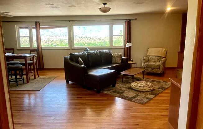 Furnished 3 bedroom/2bath close to Garden of the Gods