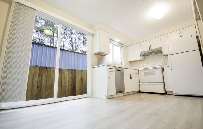 Newly Updated 2 BR Townhouse Apartment in SW Portland!