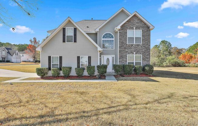 4BR Fairburn Rental in Quiet Community. Lawn Care Included!