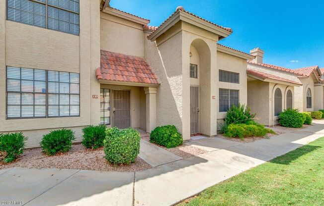 McClintock/ Ray: 2 bedroom, 2.5 bathroom, 1300 sqft, patio yard, next to community pool