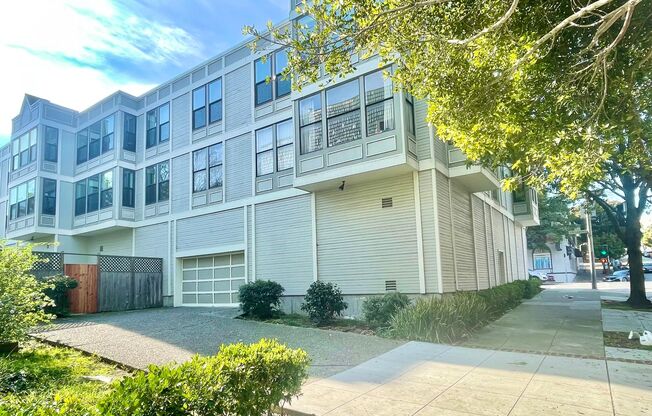 Light Filled, Pristine 1br/1Ba Condo w/Parking, Laundry, Shared Garden. PROGRESSIVE