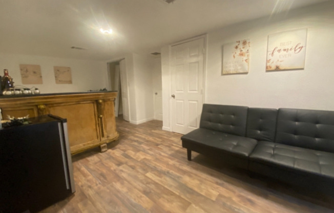 1 LAMPLIGHTER RD