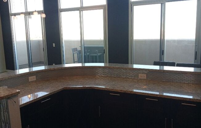 **STUNNING Condo PENTHOUSE for RENT in Downtown ABQ! Showings available NOW!