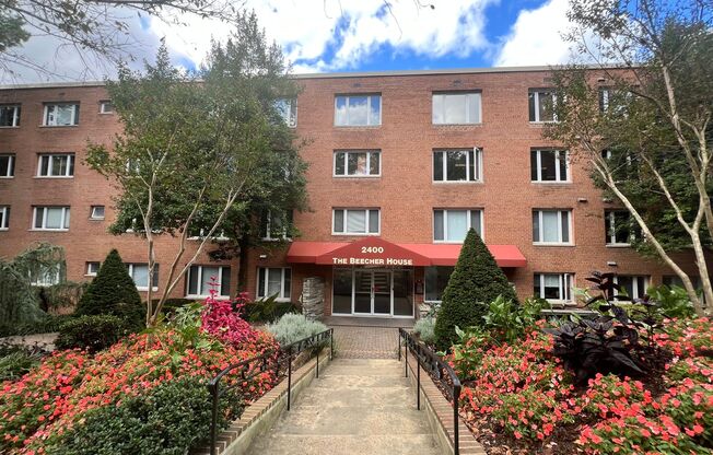 Lovely 1 BR/1 BA Lower Level Condo in Glover Park!