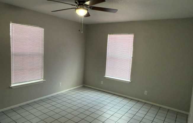 927 W FORMOSA