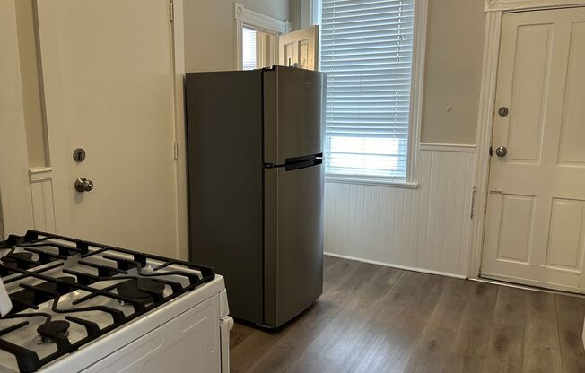 1 bed, 1 bath, $1,050, Unit 145 E. Vine St. Apt. 4