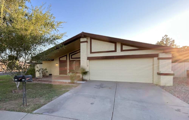 5221 W HARMONT DR