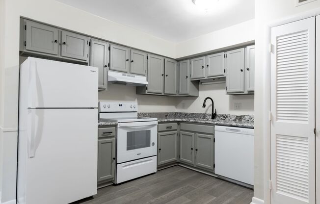 3 Bed/2 Bath Pet Friendly Bus Route. Parking.