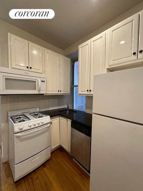 3 beds, 1 bath, 3,972 sqft, $4,250, Unit 9