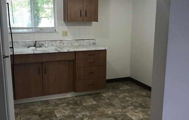 2 beds, 1 bath, 676 sqft, $915, Unit Apt. 11