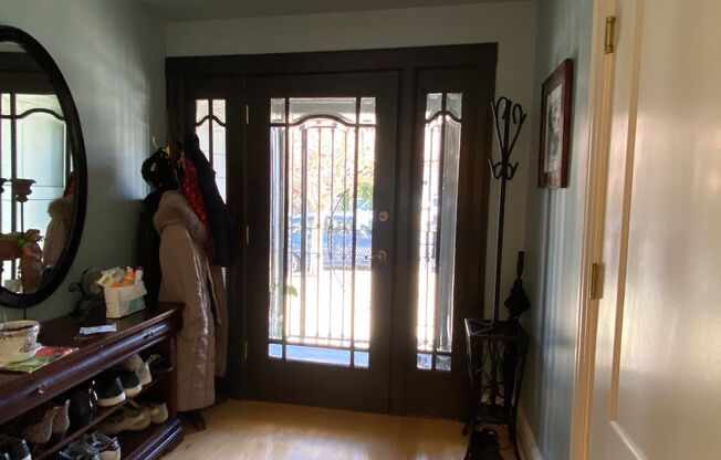 Epic REA- Serene 2 BR/1 BA Flat w/Private Deck & Yard in Lone Mountain