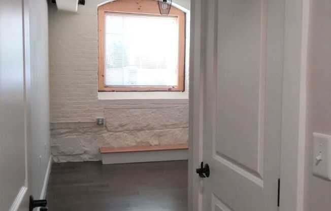 2 beds, 1 bath, 831 sqft, $2,100, Unit 102