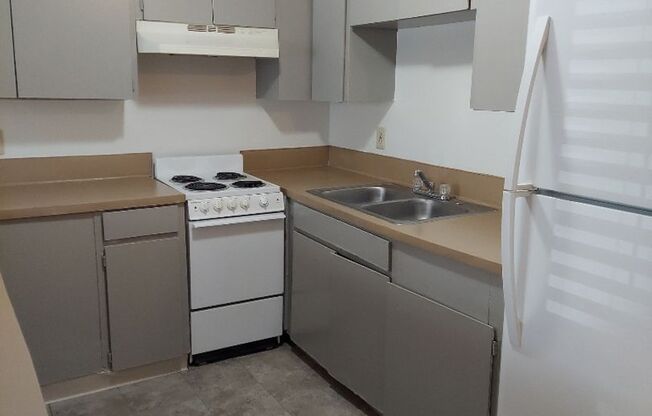 1 bed, 1 bath, 576 sqft, $1,150, Unit 13