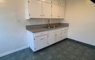 2 beds, 1 bath, $2,450, Unit 2