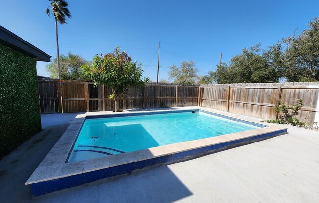 218 W Williamson Ave in Harlingen! 3BD/2.5BTH HOME WITH POOL! Pool maintenance included!