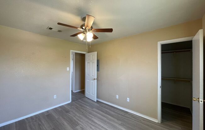 2 beds, 1 bath, 803 sqft, $750, Unit 1704 D Spring Rose