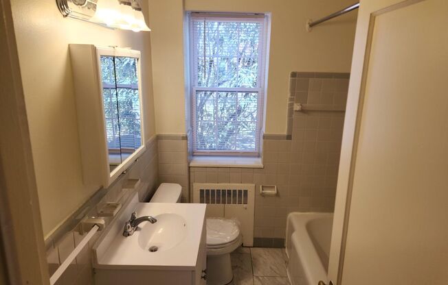 2 beds, 1 bath, 897 sqft, $2,225, Unit A-21