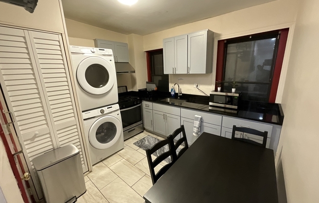 3 beds, 1 bath, 1,100 sqft, $4,700, Unit 3