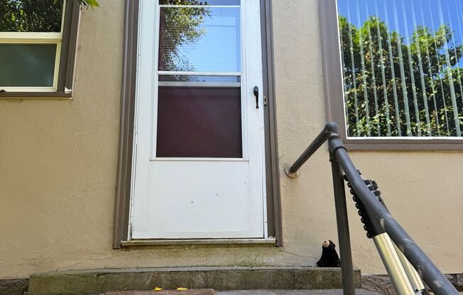 Live in the Heart of Portland’s Buckman Neighborhood — Fur Babies Welcome~ Onsite Laundry