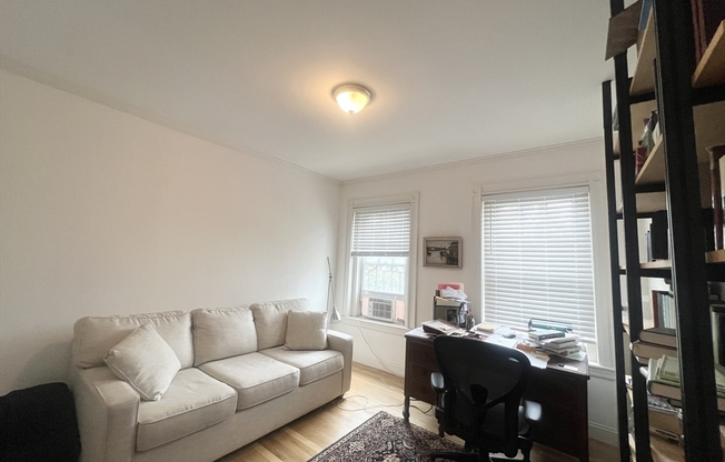 2 beds, 1 bath, $3,600, Unit 32