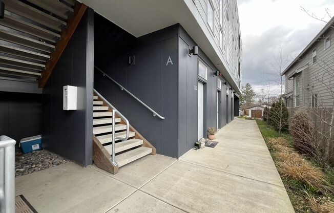 2Bd/1Ba Unit in the SE Lents Neighborhood ~ Washer/Dryer in Unit, Stainless Steel Appliances, Quartz Counter Tops!