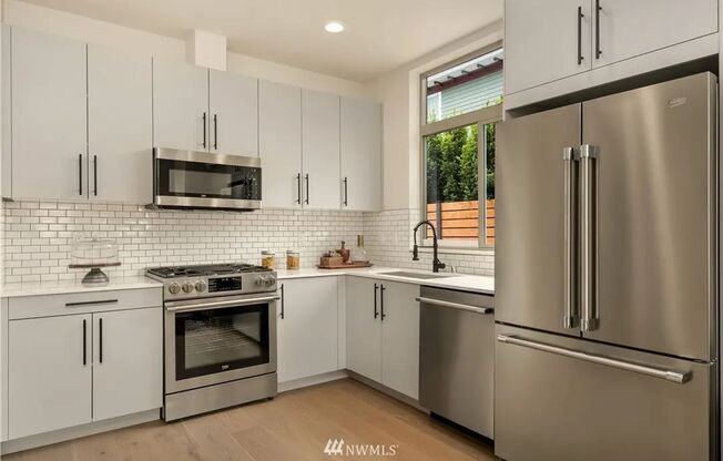 Ballard - Newer 3 Bedroom / 2.5 Bath Townhome **AC**  - Rooftop Deck!!
