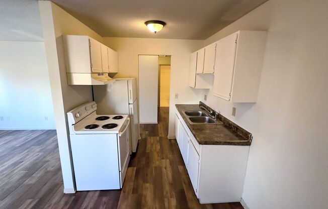 2 beds, 1 bath, $1,300, Unit 201