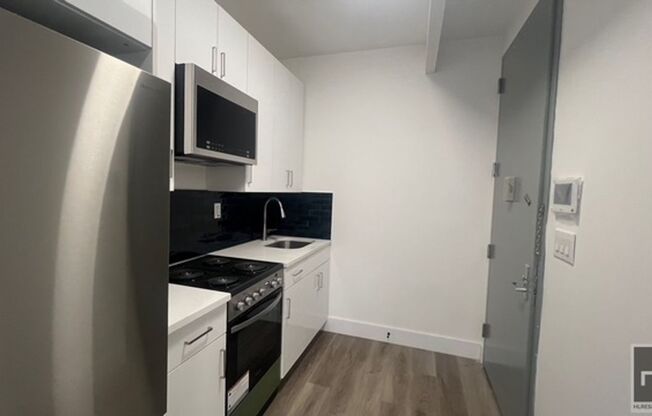 1 bed, 1 bath, $2,400, Unit 2R