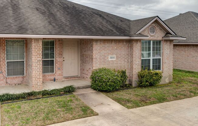 Beautiful 3 Bed, 3 Bath Duplex in South College Station!