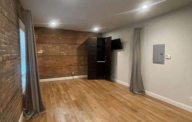 Studio, 1 bath, 350 sqft, $1,095, Unit Studio