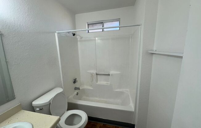 2 beds, 1 bath, 863 sqft, $875, Unit D