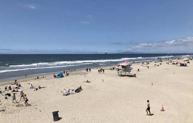 a crowded beach on a sunny day at the ocean