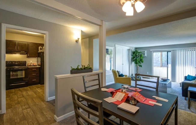 Dining Area at Glen at Burnsville, Burnsville, MN