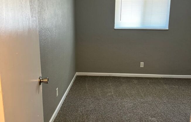 2 beds, 1 bath, 750 sqft, $1,070, Unit B05 1040 16
