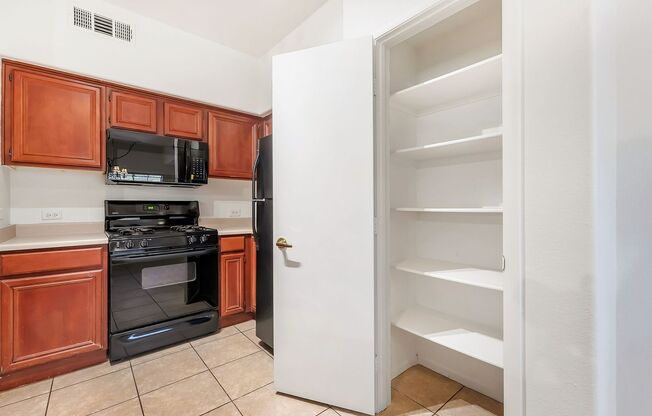 3 beds, 2 baths, $1,600, Unit # 176