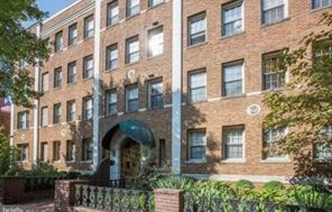 Historic Capitol Hill One Bedroom W/Open Floor Plan & Fireplace