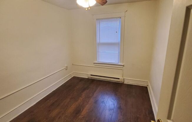 2 beds, 1 bath, $975, Unit 2