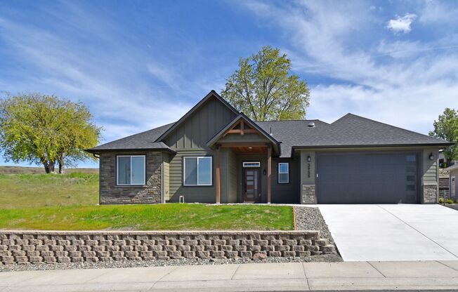 Beautiful New Build on the Golf Course!  3-bed 2 bath with high-end finishes