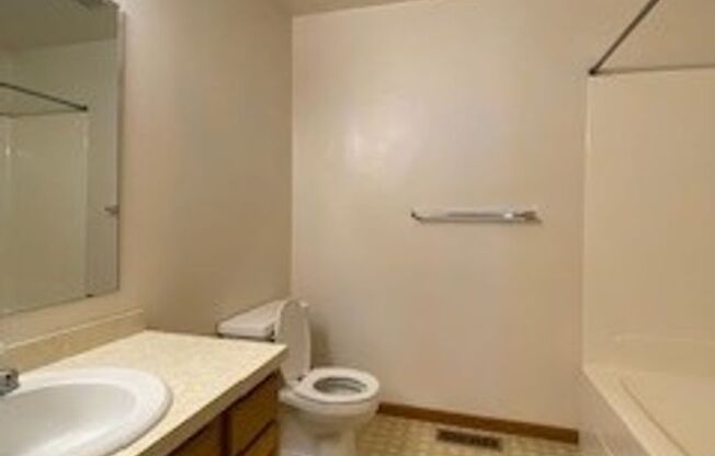 2 beds, 1 bath, $895, Unit APT. 3