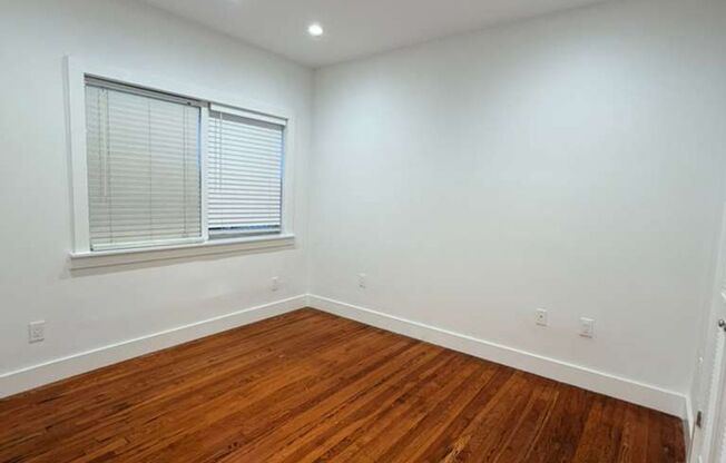 Great 1 Bed Room - Wood Floors - Small Building