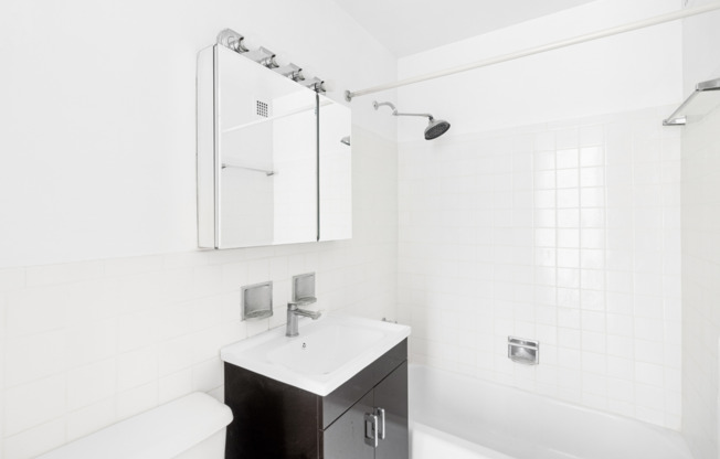 Studio, 1 bath, $3,400, Unit 14F