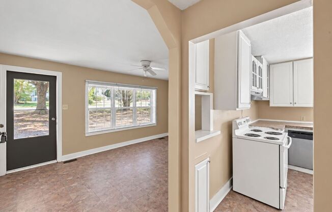 Charming 2BR Bungalow with Spacious Backyard Near Downtown Gastonia!