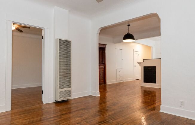 2 beds, 1 bath, $2,500, Unit 603 N. Mott