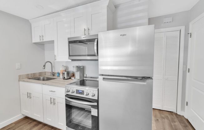 Studio, 1 bath, 375 sqft, $1,595, Unit 6B