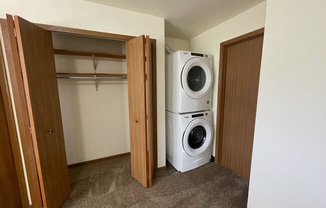 3 beds, 1 bath, 1,040 sqft, $1,695, Unit 3156-208