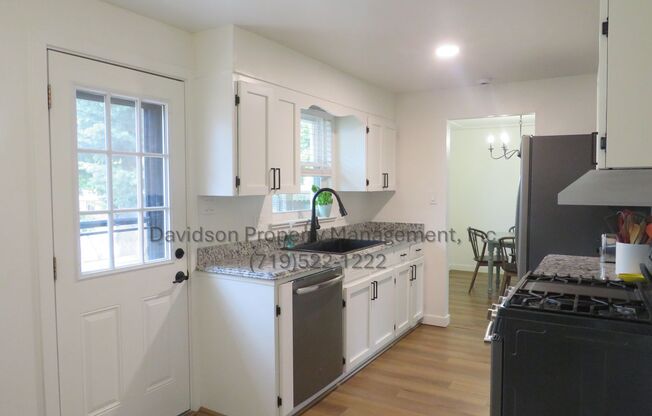 Beautiful Updated 4 Bedroom Near Garden of the Gods